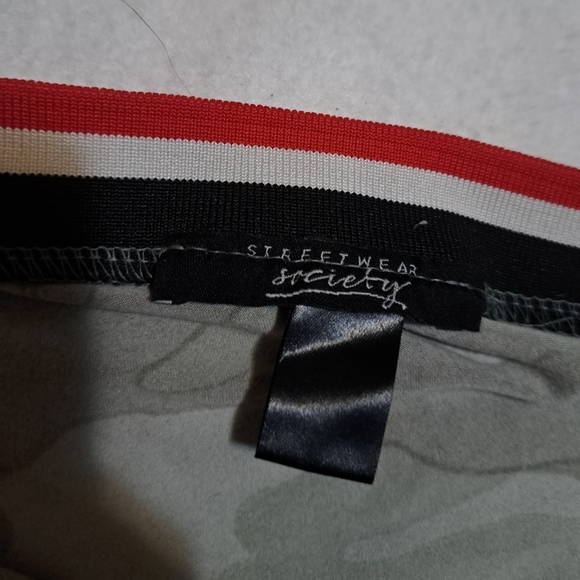 3/$15 Streetwear  society camo crop top - Picture 4 of 4